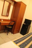 A television and/or entertainment centre at Hotel Alessander