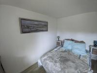 Łóżko lub łóżka w pokoju w obiekcie Appartement entier, vue sur rivière & cathédrale.