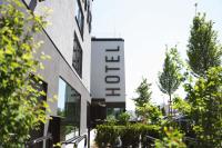 Un edificio con un cartel que dice hotel en GREFIS Hotel München-Gräfelfing, en Múnich