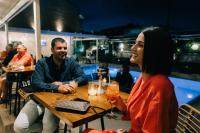um grupo de pessoas sentadas à mesa de um restaurante em Telesilla Hotel em Kontokali