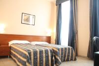 A bed or beds in a room at Hotel Alessander