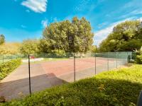 Tenis alebo squash v ubytovaní MC Tourisme - Splendide & cosy appartement avec piscine, tennis & parking alebo jeho okolí