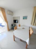 Televízia a/alebo spoločenská miestnosť v ubytovaní Apartments Amor