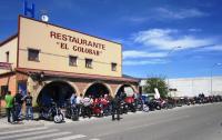Un grupo de motocicletas estacionadas frente a un edificio. en Hotel El Golobar, en Reinosa