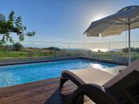 The swimming pool at or close to Bella Vista House