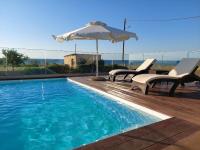 The swimming pool at or close to Bella Vista House
