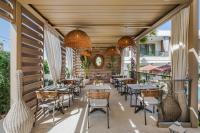Reštaurácia alebo iné gastronomické zariadenie v ubytovaní Pefki Deluxe Residences