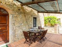 Patio alebo iná vonkajšia časť ubytovania Holiday Home Le Buche-1 by Interhome