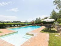 Bazén v ubytovaní Holiday Home Le Buche-1 by Interhome alebo v jeho blízkosti