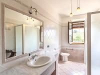 Kúpeľňa v ubytovaní Holiday Home Le Buche-1 by Interhome