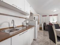 Kuchyňa alebo kuchynka v ubytovaní Holiday Home Diana by Interhome