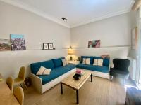 Posezení v ubytování For You Rentals Apartment TEMPORAL with Beautiful Private Terrace in the Center of Madrid CAR19