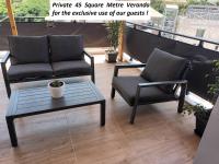 Posedenie v ubytovaní Sunset Luxury Suite - Rooftop Apartment in the City Center