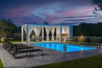 Bazén v ubytování Johnny's White Luxury Villa nebo v jeho okolí