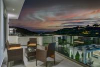 Balkón nebo terasa v ubytování Johnny's White Luxury Villa