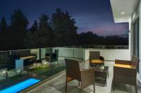 Bazén v ubytování Johnny's White Luxury Villa nebo v jeho okolí