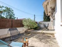 Patio lub wspólna przestrzeń na świeżym powietrzu w obiekcie Holiday Home Les Violettes by Interhome