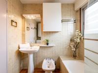 Kúpeľňa v ubytovaní Apartment Les Côteaux du Préconil-5 by Interhome