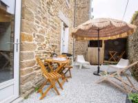Patio alebo iná vonkajšia časť ubytovania Apartment La Cancalaise by Interhome