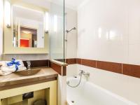 Kúpeľňa v ubytovaní Apartment Village Cap Estérel - L'Esquinade-56 by Interhome