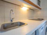 Kuchyňa alebo kuchynka v ubytovaní Apartment L'Esquinade - G4 125 by Interhome