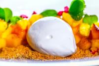 Rosfjord Strandhotel في لينغدال: فأرة كمبيوتر بيضاء موضوعة فوق فاكهة