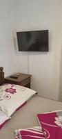 Televízia a/alebo spoločenská miestnosť v ubytovaní Apartments Anđa near Queen Beach