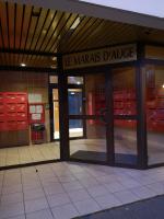 une entrée à un magasin avec une porte en verre dans l&#39;établissement Elgebar YourHostHelper, à Caen