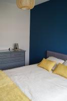 - une chambre avec un lit et un mur bleu dans l&#39;établissement Elgebar YourHostHelper, à Caen