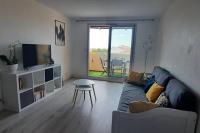Telewizja i/lub zestaw kina domowego w obiekcie Superbe appartement avec balcon vue mer !