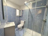 A bathroom at Piso en el Puerto de Dénia con balcón