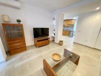 A television and/or entertainment centre at Piso en el Puerto de Dénia con balcón