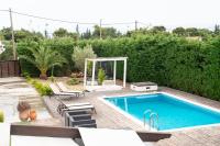 Bazén v ubytovaní Private Villa Loutraki with Pool, BBQ & View alebo v jeho blízkosti