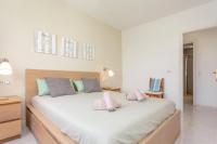 A bed or beds in a room at Los Delfines Biniforcat
