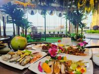 Una mesa con tres platos de comida encima. en Ramada Foshan Hotel, en Foshan