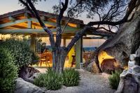 una casa con un árbol delante en Gallicantu Stazzo Retreat, en Luogosanto