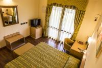 Televízia a/alebo spoločenská miestnosť v ubytovaní Hotel Regio