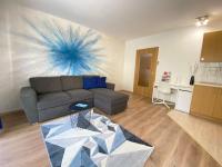 Kuchyňa alebo kuchynka v ubytovaní ORANGEHOMES One Bedroom Design Apartment
