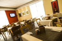 Televízia a/alebo spoločenská miestnosť v ubytovaní Hotel Regio