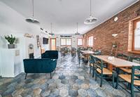 Hotel Bed & Bike Ledro في مولينا دي لادرو: مطعم به طاولات وكراسي وجدار من الطوب