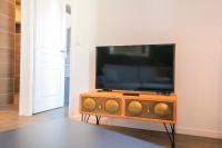 Telewizja i/lub zestaw kina domowego w obiekcie Le Bois, T2 hypercentre chic et cosy, Wifi par SOVALFI