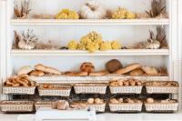 een plank gevuld met veel verschillende soorten brood bij Cocos The Club Solto in Alacati