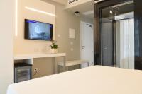 Televízia a/alebo spoločenská miestnosť v ubytovaní DEMSI Palace Hotel & Restaurant