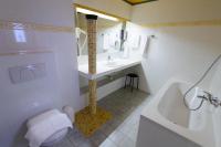 A bathroom at Gasthof Hotel Zweimüller