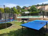 Stolný tenis v ubytovaní 3 Pièces climatisé en rez de jardin avec piscine alebo v jeho okolí