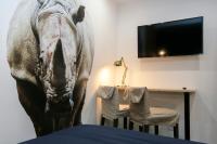 Televízia a/alebo spoločenská miestnosť v ubytovaní Le Rhinocéros, T1 hypercentre chic et cosy, Wifi par SOVALFI