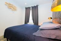 Łóżko lub łóżka w pokoju w obiekcie Les Poissons, T2 hypercentre chic et cosy, Wifi par SOVALFI
