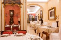 Reštaurácia alebo iné gastronomické zariadenie v ubytovaní Hotel Flora