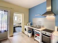 Kuchyňa alebo kuchynka v ubytovaní Appartement F2 climatisé avec terrasse et parking, proche des Thermes et du centre - Lamalou les Bains - FR-1-451-164