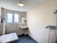Kúpeľňa v ubytovaní Appartement F2 climatisé avec terrasse et parking, proche des Thermes et du centre - Lamalou les Bains - FR-1-451-164